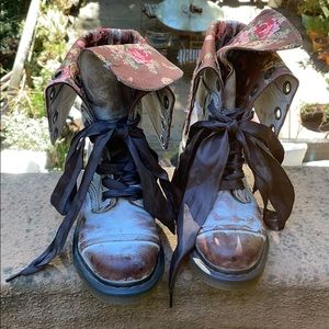 Doc Martens Triumph 1914 W Brn Floral Combat Boots